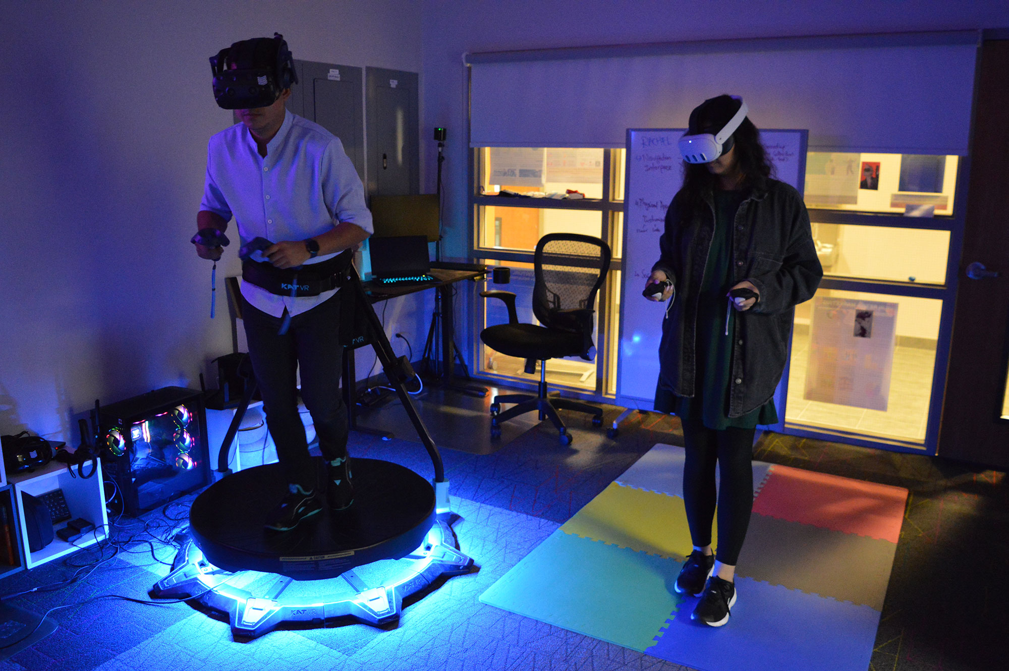 people test virtual reality set up