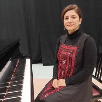 Alumna Afarin Mansouri (BMus ’08) helps students tell their stories through music.