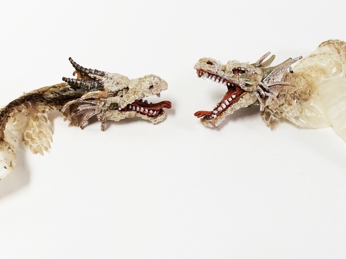 Sculptures of two dragon heads with open mouths facing each other