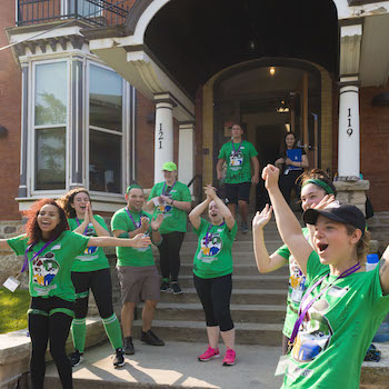 Students volunteers welcoming on move in day