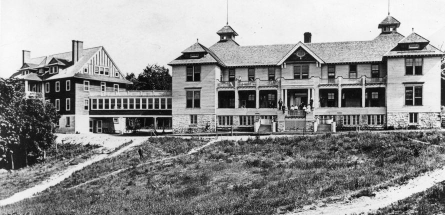 A sanatorium in Muskoka in 1904.